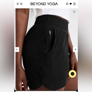 Beyond Yoga Women's 3” Shorts - size M
